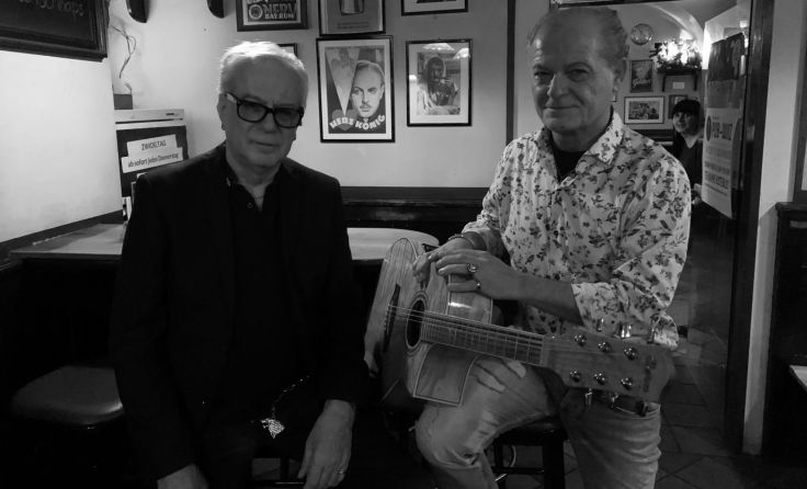 Erwin Friedl und Fritz Dobrovolny erweisen H.C. Artmann die Ehre. Foto: privat