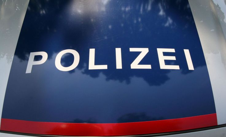 Eine Spezialist der Polizei untersuchte den Fund. Foto: Wodicka
