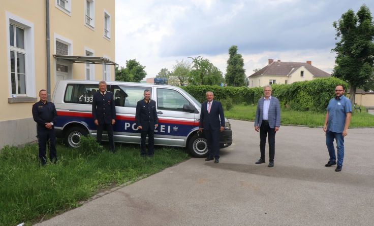 Csar (v.r.), Stanek und die Vertreter der Polizeischule Wels Foto: Land OÖ