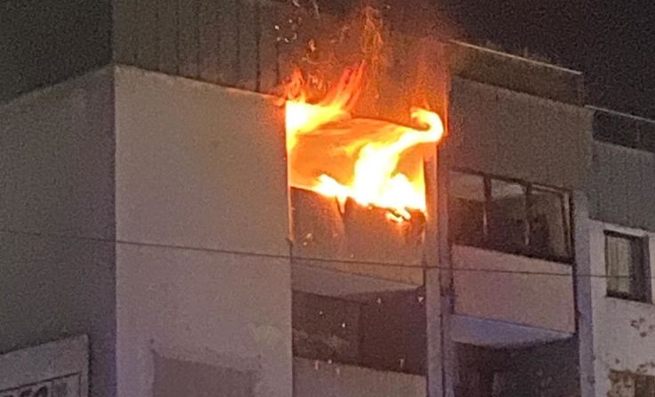 Beim Eintreffen der Feuerwehr schlugen die Flammen schon aus dem Balkon. Foto: FF Wels