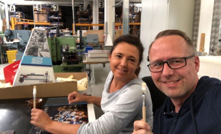 Mit vereinten Kräften werden die 6.000 Adventkalender fertig gemacht. 