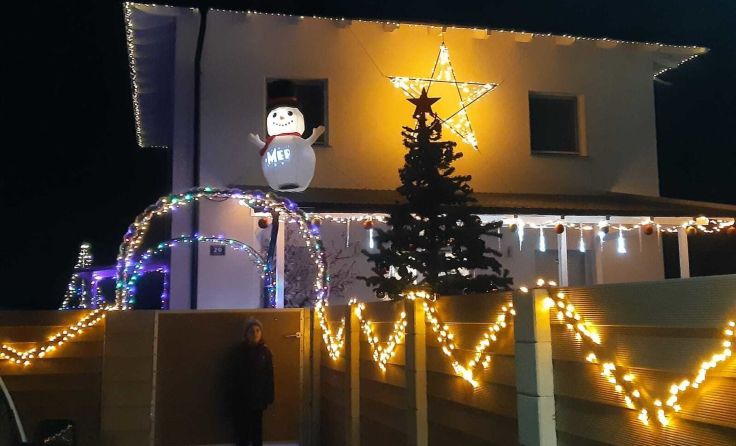 Sarah freut sich über das Lichtermeer am Haus. Foto: Pesendorfer