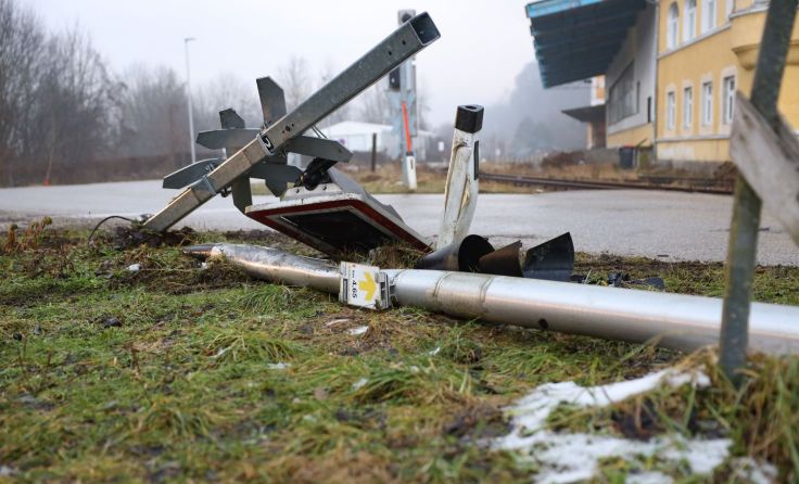 Niedergefahren wurde dieses Signal beim Bahnübergang in Aschet. Foto: laumat.at / Matthias Lauber