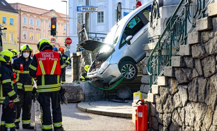 Das Fahrzeug rutschte über die Stiege. Foto: laumat.at / Matthias Lauber