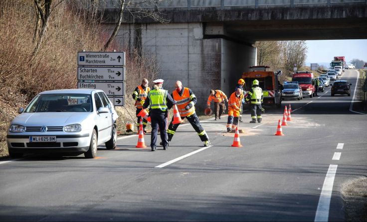 Die Unfallstelle war erschwert passierbar. Foto: laumat.at/Christian Schürrer