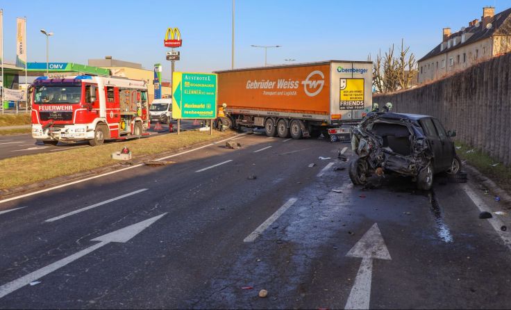 Zwei Personen wurden bei dem Unfall Montagfrüh verletzt. Foto: laumat.at / Matthias Lauber