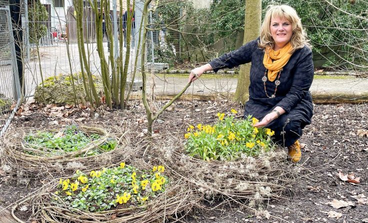 Huber ist von der österlichen Dekoration im Tierpark Wels begeistert. Foto: Stadt