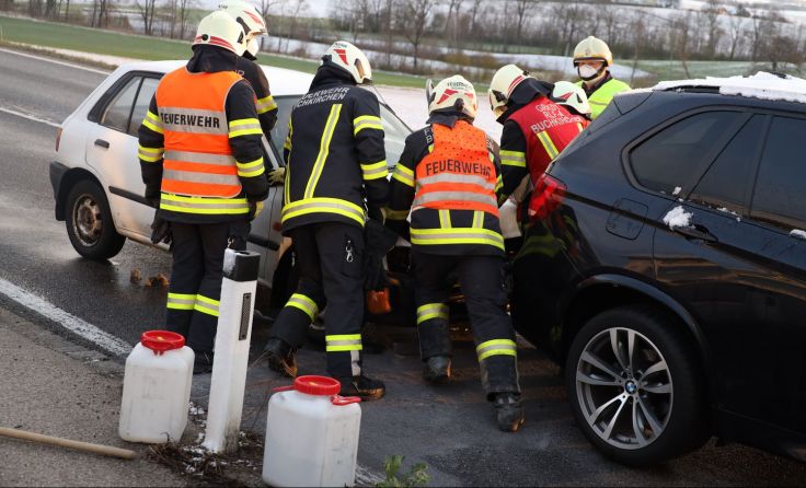Die Feuerwehr mit voller Körperkraft im Einsatz. Foto: laumat.at / Matthias Lauber