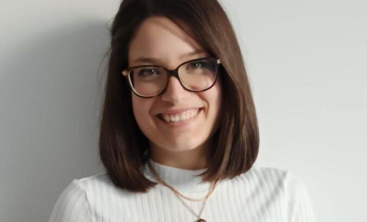 Magdalena Pauzenberger mit ihrem Debütroman „Eisfunken: Gefährliche Melodien“. (Foto: Privat)