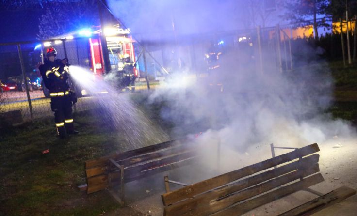 Die Feuerwehr führt dir Restlöscharbeiten durch. (Foto: laumat.at/Matthias Lauber)
