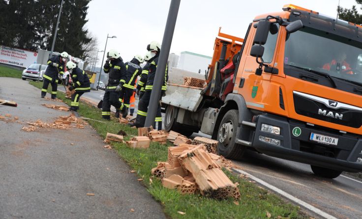 Die Freiwillige Feuerwehr säuberte die Straße. (Foto: laumat.at/Matthias Lauber)