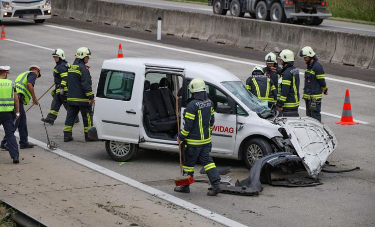 Der Pkw wurde schwer beschädigt. (Foto: laumat.at/Matthias Lauber)