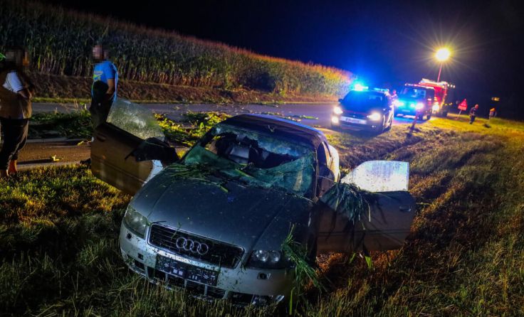 Das Fahrzeug kam am gegenüberliegenden Feld zum Stehen. (Foto: laumat.at/Matthias Lauber)