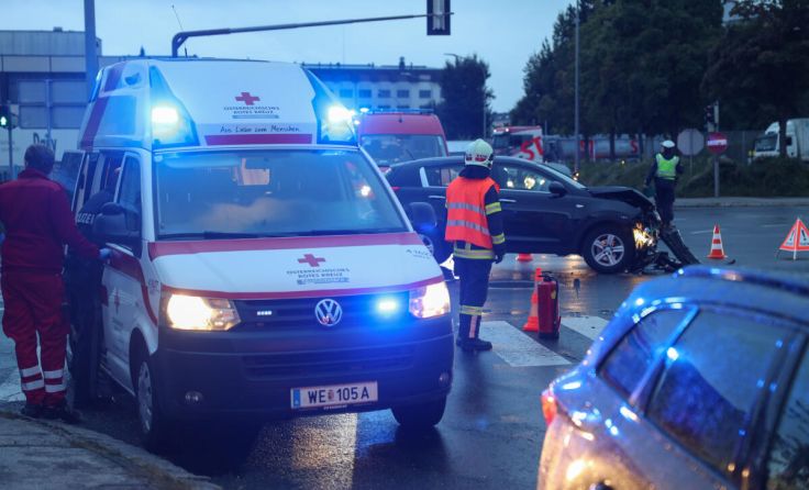 Der Kreuzungsbereich war eine Stunde lang erschwert passierbar. (Foto: laumat.at/Matthias Lauber)