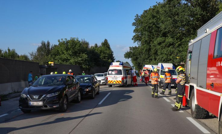 Insgesamt waren zehn Fahrzeuge in den Unfall verwickelt. (Foto: laumat.at/Matthias Lauber)