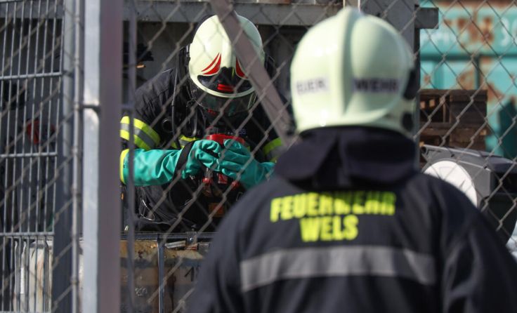Die Feuerwehr Wels errichtete ein Abkühlbecken. (Foto: laumat.at/Matthias Lauber)