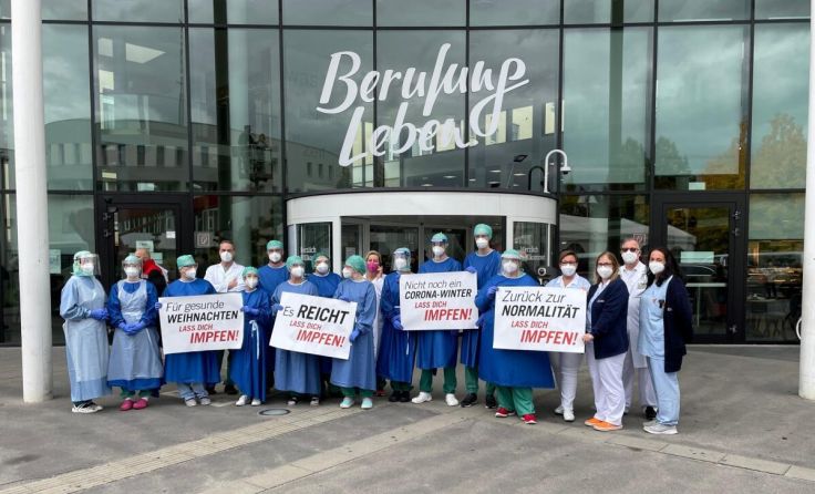 Stiller Protest vor dem Klinikum Wels: Ärzte und Pflegekräfte wollen Normalität (Foto: Tips)