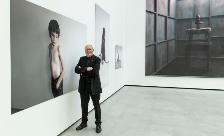 Stasny führt durch seine Ausstellung. (Foto: Jungwirth)