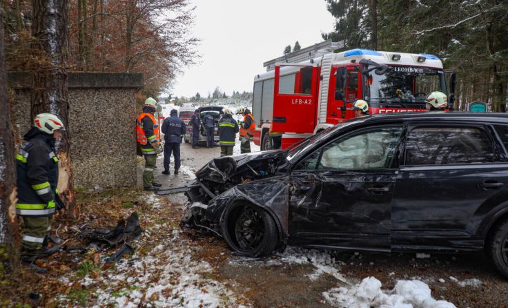Der Pkw wurde schwer beschädigt. (Foto: laumat.at/Matthias Lauber)