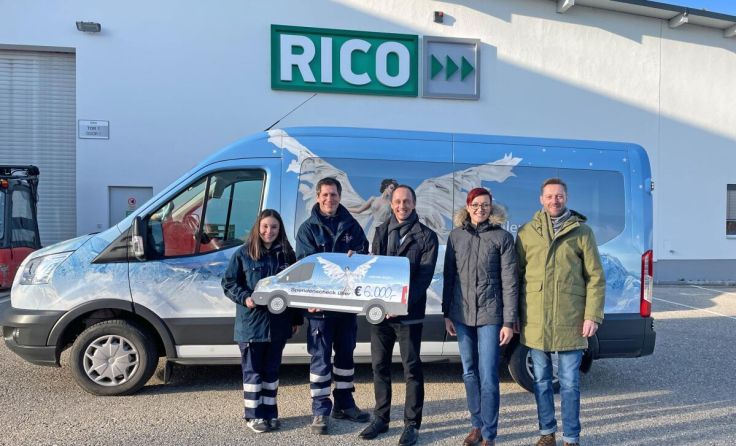 Die Rico-Vertreter übergaben den Scheck an die Rollenden Engel. (Foto: Rico)
