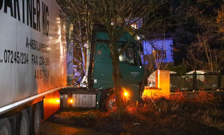 Der LKW krachte in die Gartenmauer eines Wohnhauses. (Foto: laumat.at/Matthias Lauber)