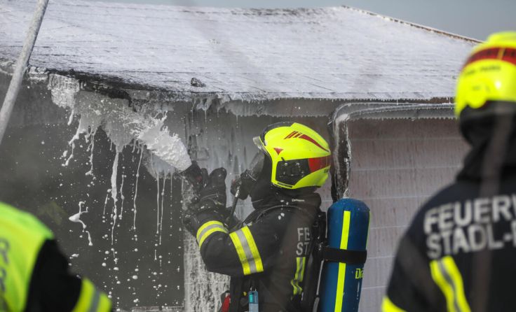 Die Feuerwehr war mit Atemschutz in Einsatz, (Foto: laumat.at/Christian Schürrer)