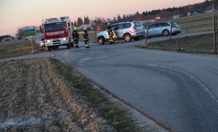 Die Feuerwehr musste ausgelaufene Betriebsmittel binden. (Foto: laumat.at/Matthias Lauber)