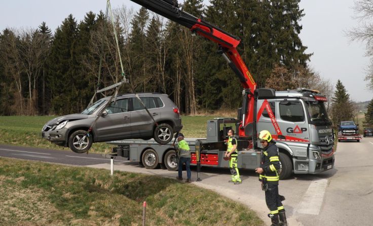 Beide Fahrzeuge wurden bei dem Unfall schwer beschädigt. (Foto: laumat.at/Matthias Lauber)