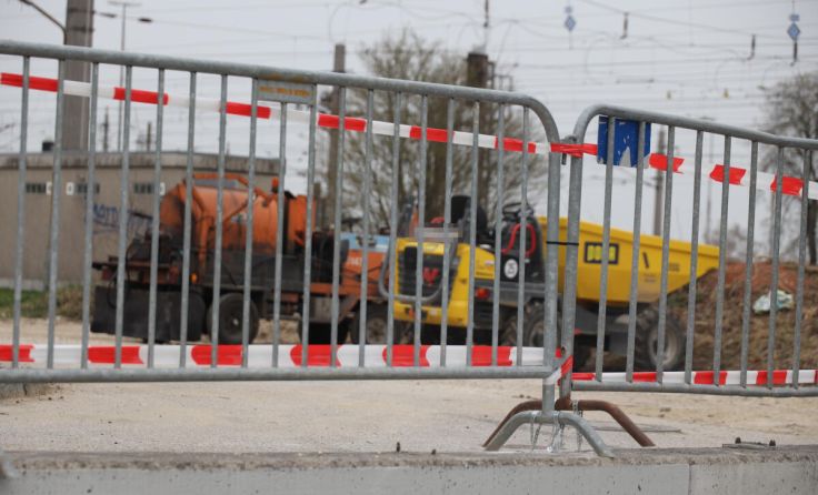 Der unbekannte Lenker durchbrach die Bau-Absperrung. (Foto: laumat.at/Matthias Lauber)