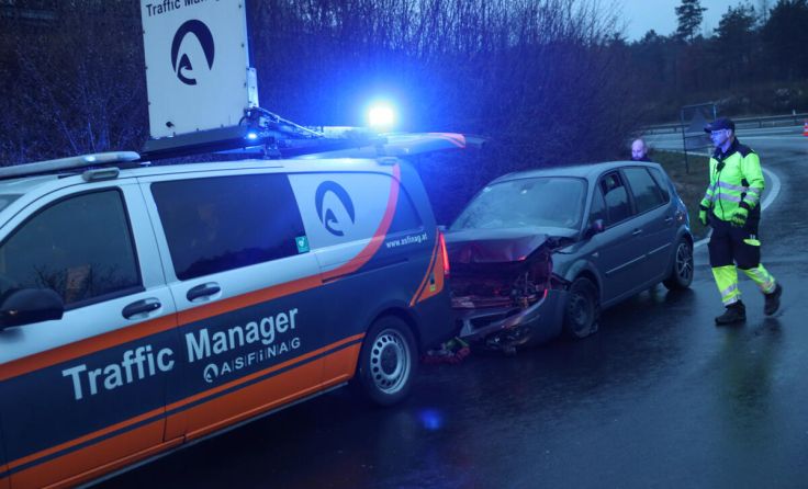 Das beschädigte Fahrzeug wurde vom Traffic-Manager abgeschleppt. (Foto: laumat.at/Matthias Lauber)