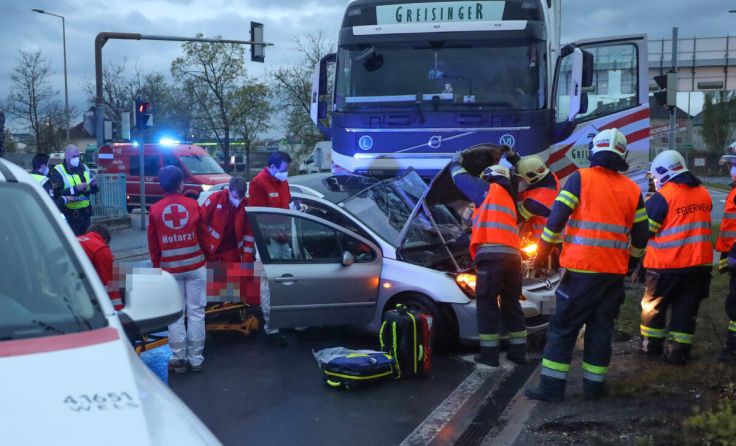 Die verletzte Person wurde über die Beifahrerseite befreit. (Foto: laumat.at/Matthias Lauber)