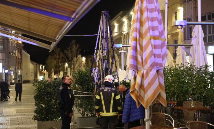 Der Brand beschränkte sich zum Glück auf den einen Schirm. (Foto: laumat.at/Matthias Lauber)