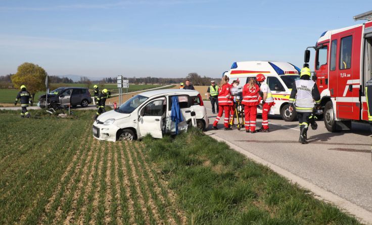 Der PKW der 39-Jährigen landete im Feld. (Foto: laumat.at/Matthias Lauber)