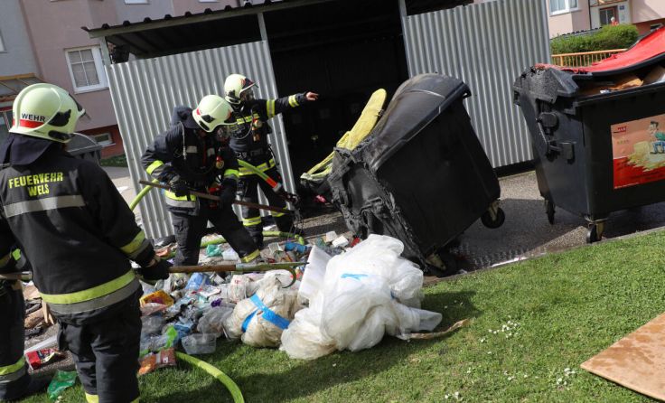 Die nicht betroffenen Abfallcontainer wurden ausgeräumt. (Foto: laumat.at/Matthias Lauber)