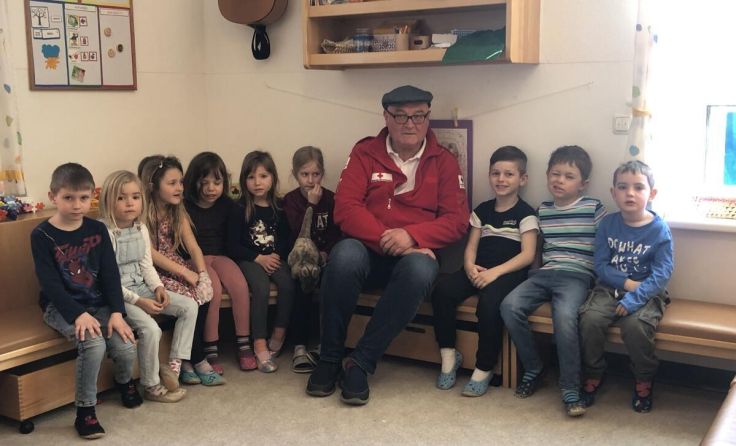 Die Krenglbacher Kindergartenkinder hörten Ferry Öllinger fasziniert zu. (Foto: Worresch)