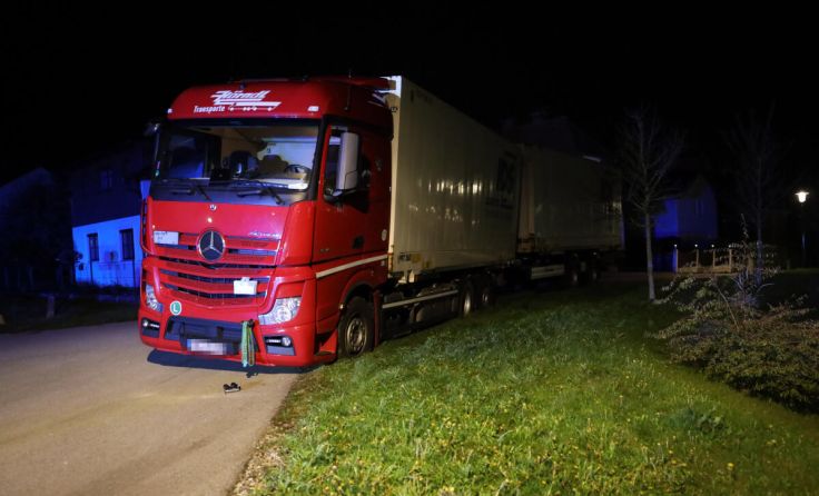 Der LKW steckte auf einem Umkehrplatz fest. (Foto: laumat.at/Matthias Lauber)