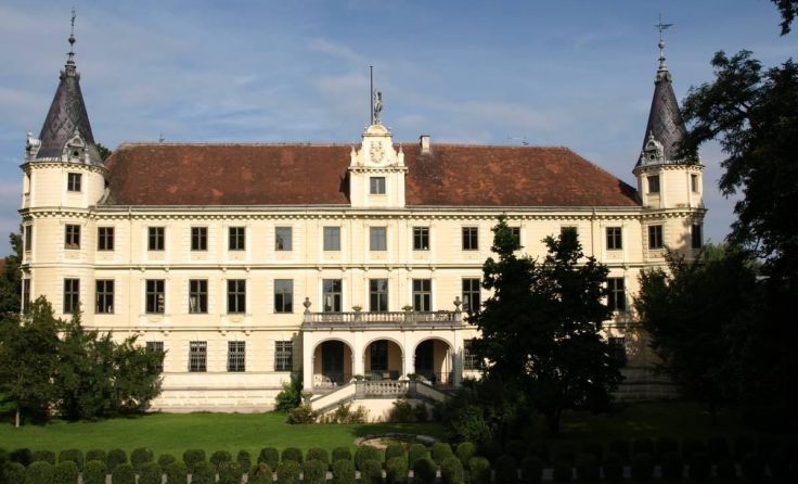 Am hinteren Parkplatz von Schloss Puchberg findet ein Flohmarkt statt. (Foto: Bildungshaus Puchberg)
