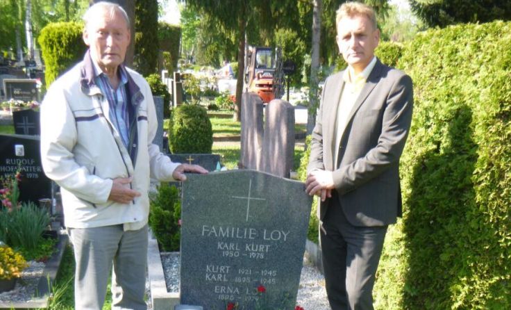 Georg Kransteiner und Klaus Schinninger am Grab von Karl Loy. (Foto: Kransteiner)