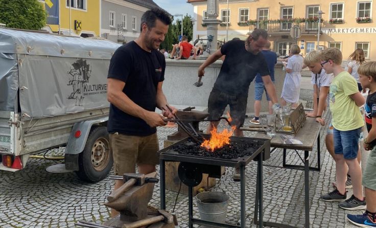 Die Hackenschmiede mit ihrer mobilen Esse ist eine gern besuchte Attraktion. (Foto: Neudorfer)