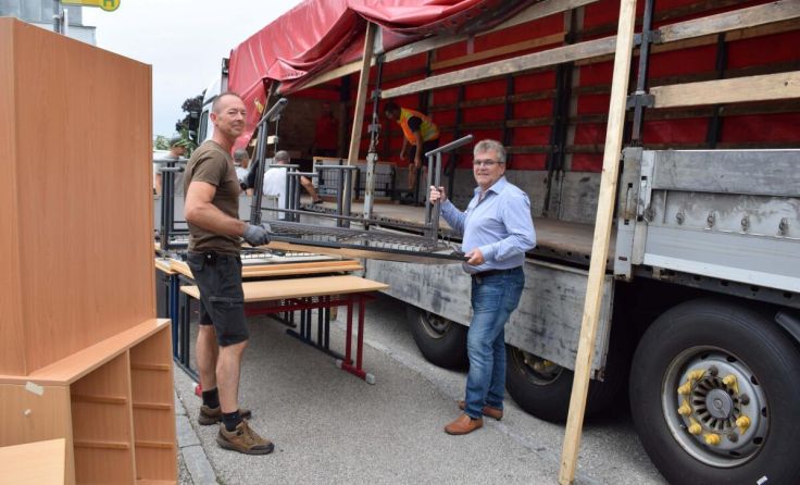 Schulwart Thomas Schadler und Bürgermeister Paul Mahr packen mit an. (Foto: Stadtgemeinde)