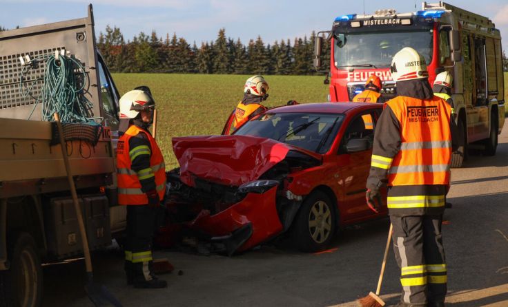 Der PKW kollidierte mit einem Pritschenwagen. (Foto: laumat.at/Matthias Lauber)