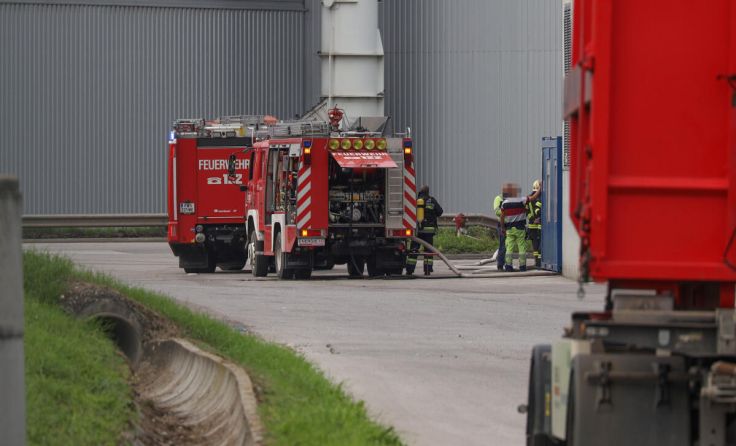 Gleich drei Feuerwehren waren in der Müllverbrennung im Einsatz. (Foto: laumat.at/Matthias Lauber)