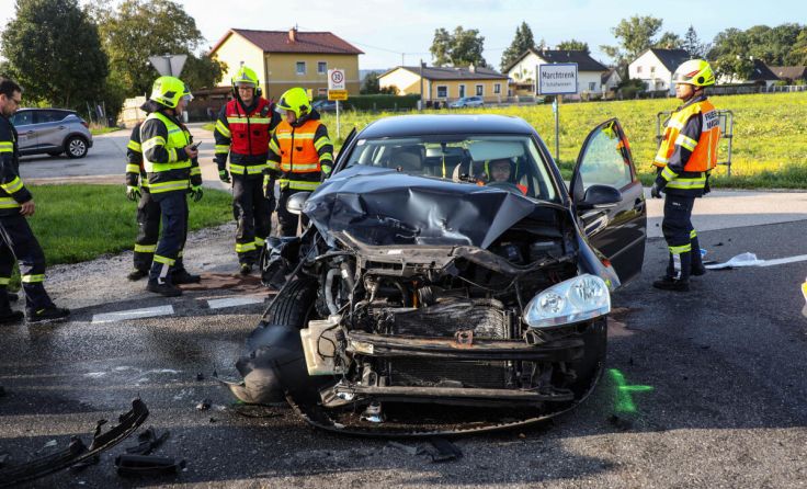 Die Fahrzeuge wurden zum Teil schwer beschädigt. (Foto: laumat.at/Matthias Lauber)