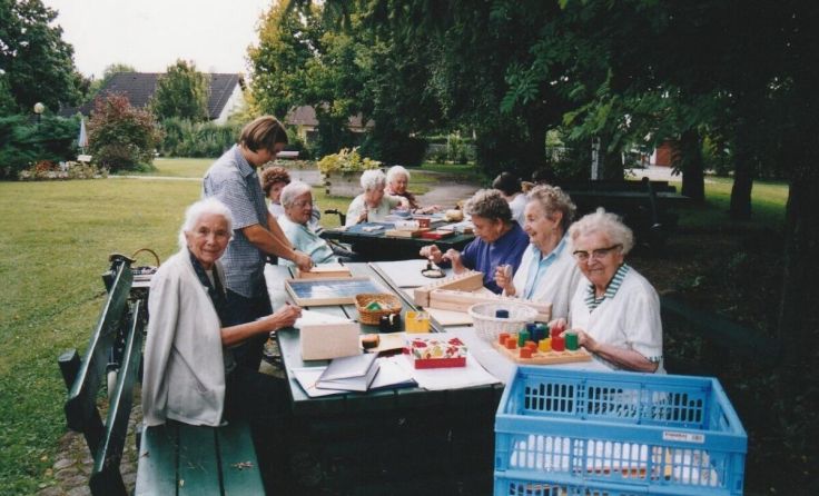 Die erste Montessori-Stunde im Jahr 2002: Das gemeinsam Werken macht allen viel Freude. (Foto: BAPH)