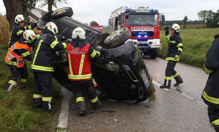 Mit vereinten Kräften wurde das Fahrzeug wieder umgedreht. (Foto: laumat.at/Matthias Lauber)