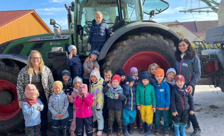 Die großen Traktoren sind für die Kinder immer ein echtes Highlight. (Foto: privat)
