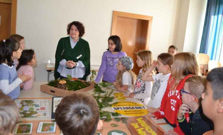 Bettina Hinterberger erklärt den Schülern das richtige Verhalten im Wald. (Foto: BBK)