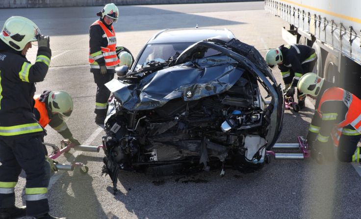 Das Fahrzeug wurde schwerst beschädigt. (Foto: laumat.at/Matthias Lauber)