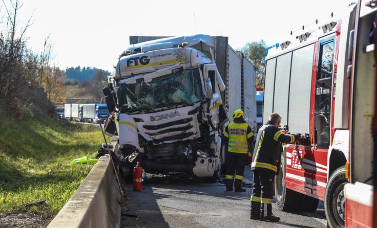 Drei LKW waren an dem Auffahrunfall beteiligt. (Foto: laumat.at/Christian Schürrer)