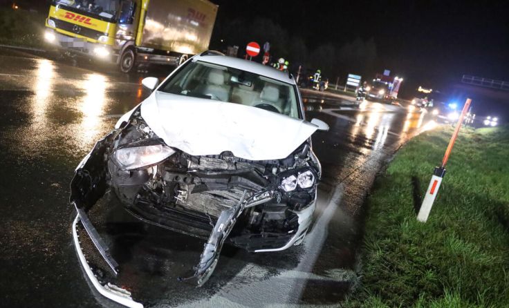 Die beteiligten Fahrzeuge wurden erheblich beschädigt. (Foto: laumat.at/Matthias Lauber)